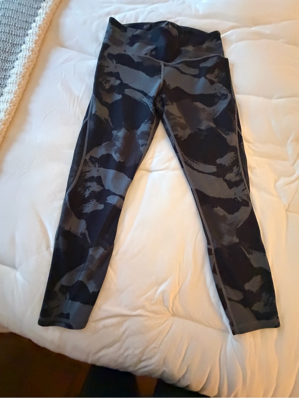 High-Waist Gray & Black Printed Leggings
